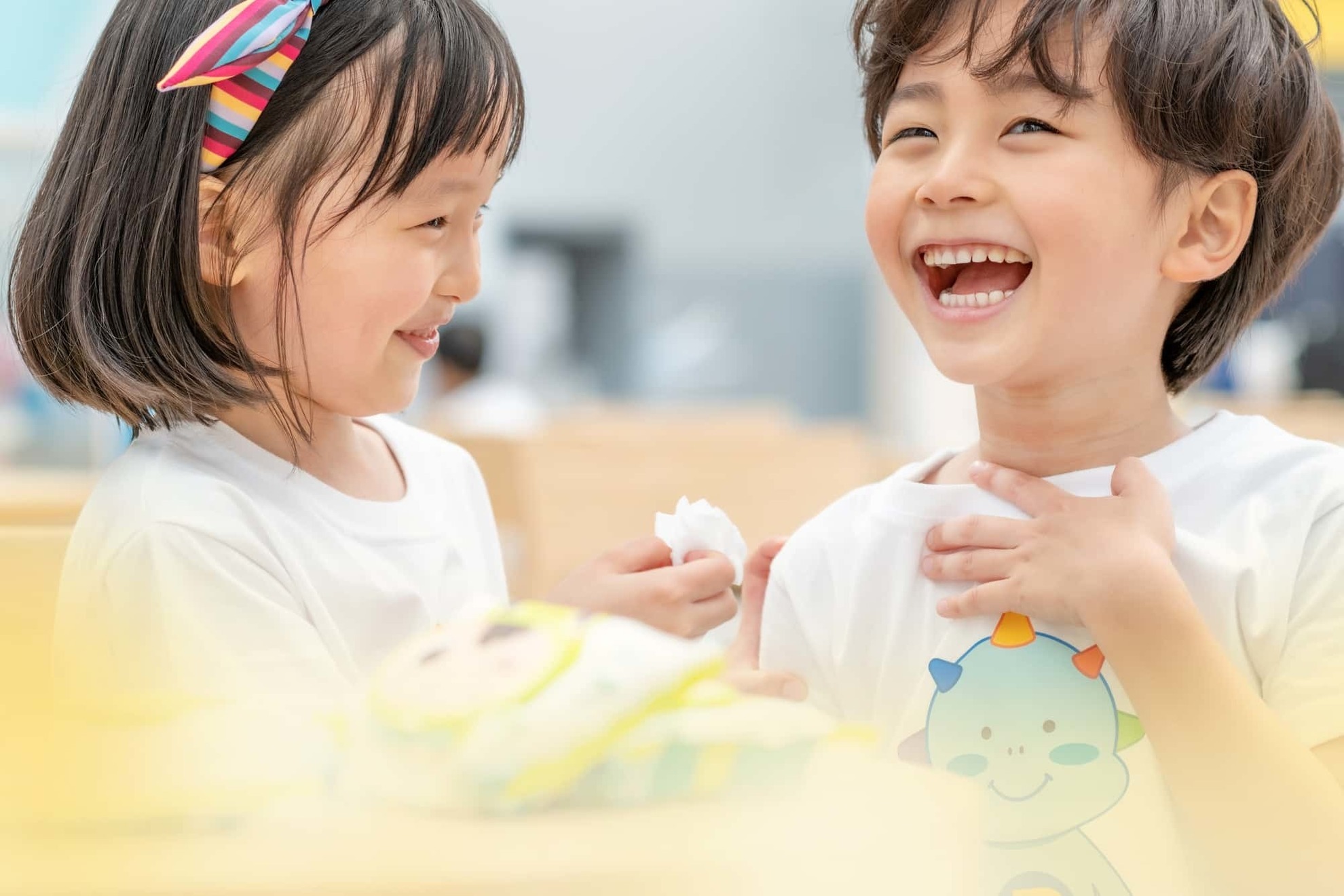 楽しく遊んでいる矯正治療をした綺麗な歯ならび男の子