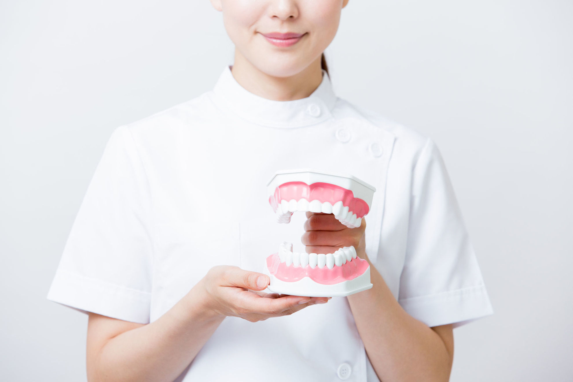 MFTについて説明する歯科医