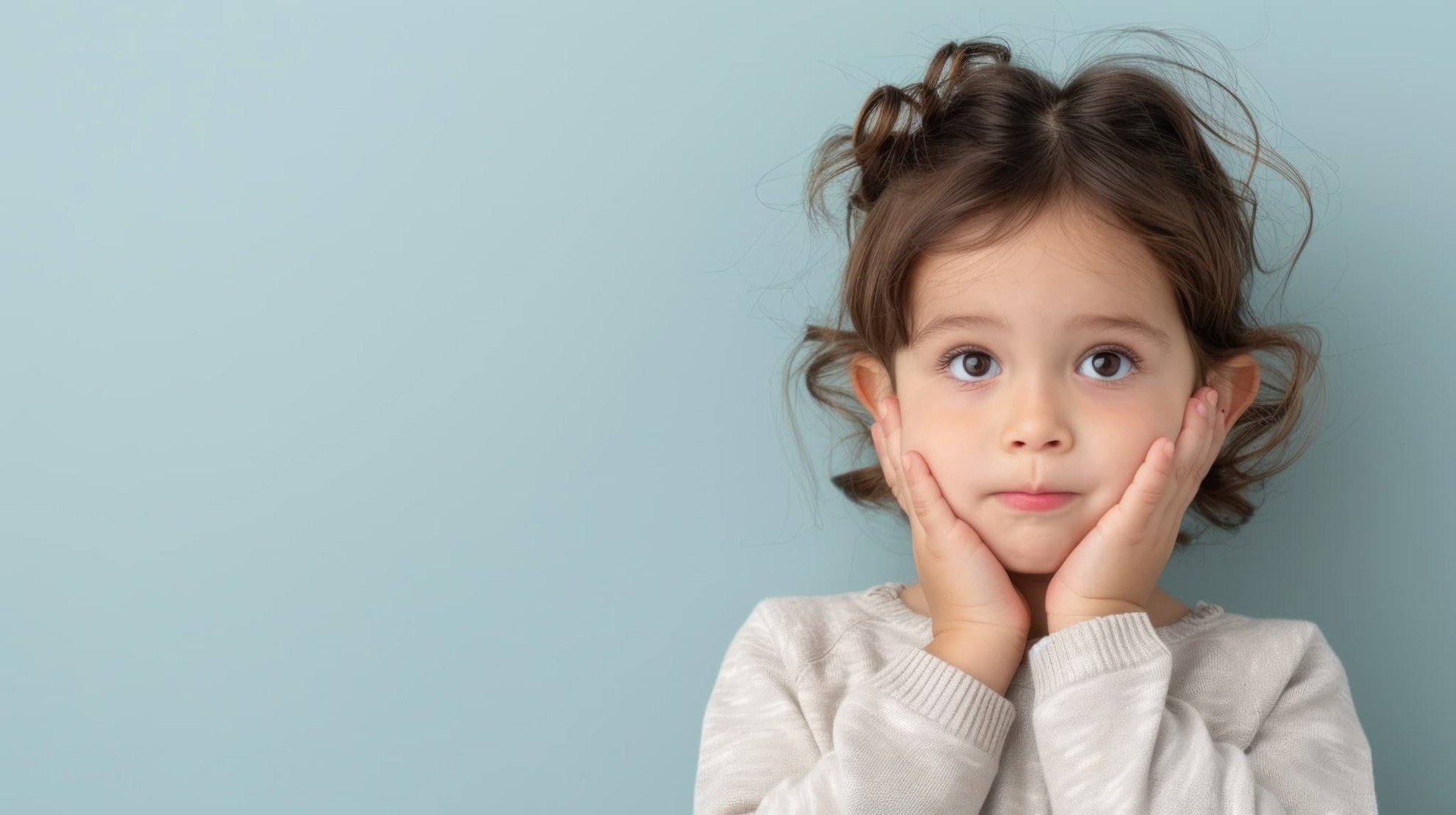 自分の顎を触る女の子