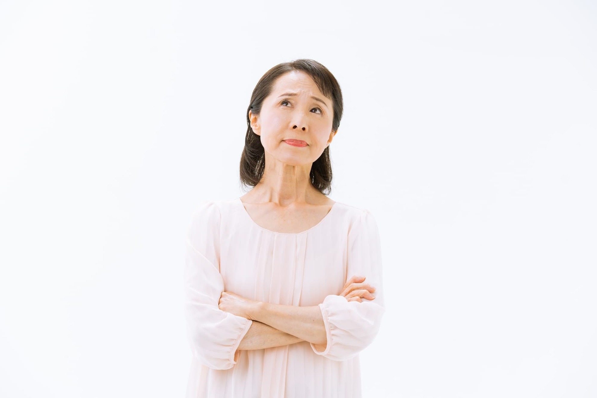 保険と自費の入れ歯の違いを考えるシニア女性