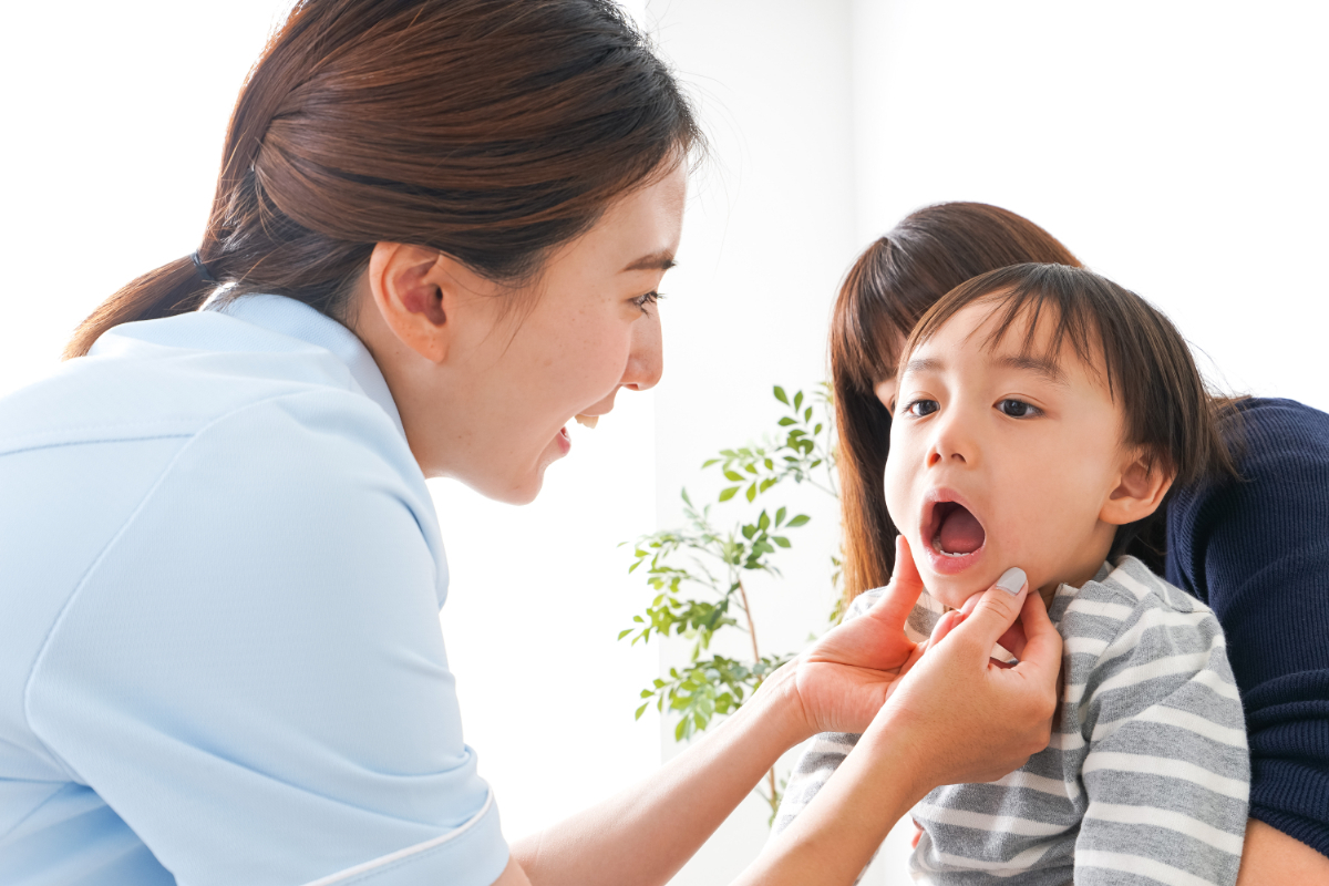 MFT（口腔筋機能療法）を歯科医師と試している子ども