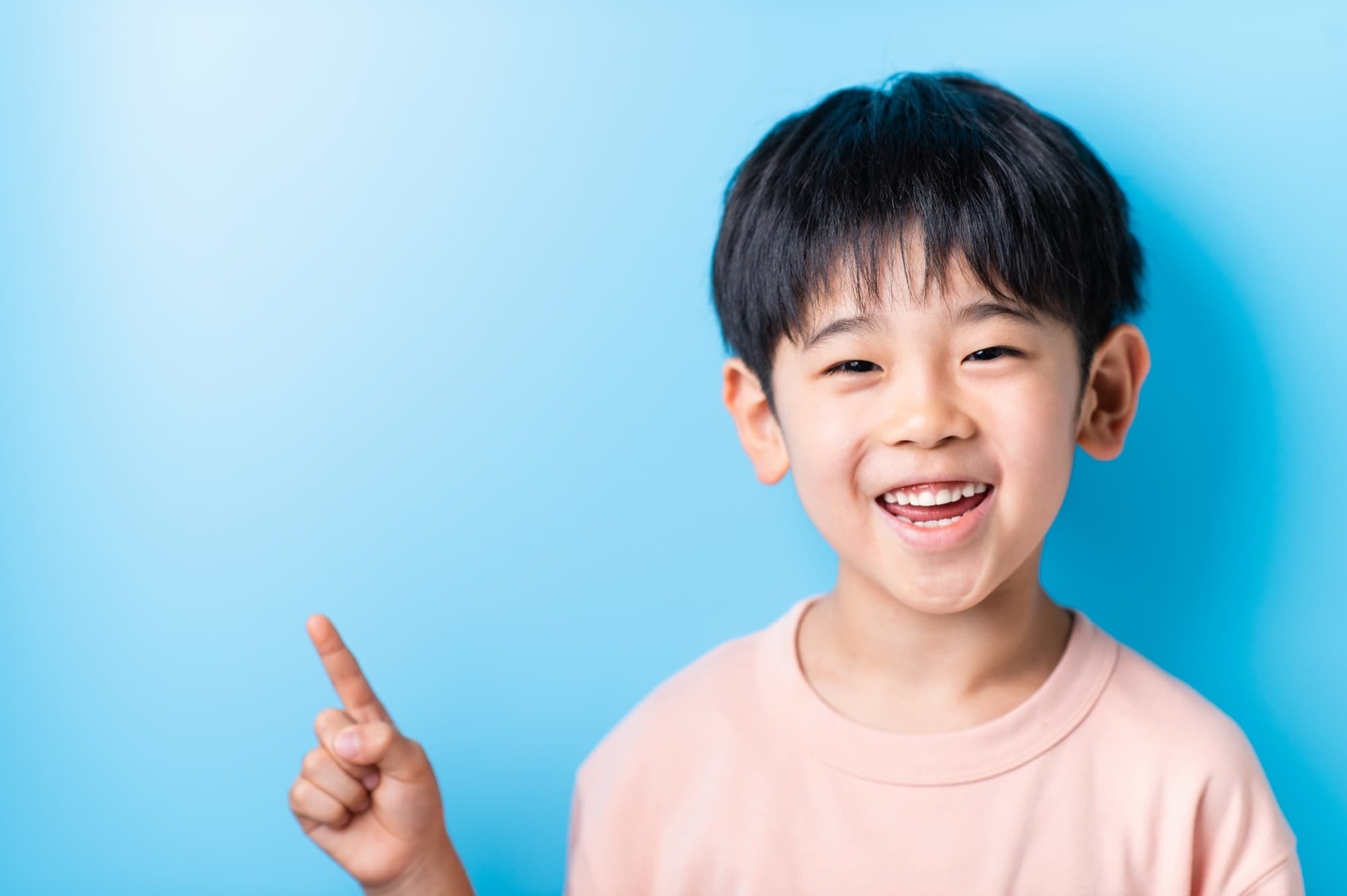 指さし確認する子ども