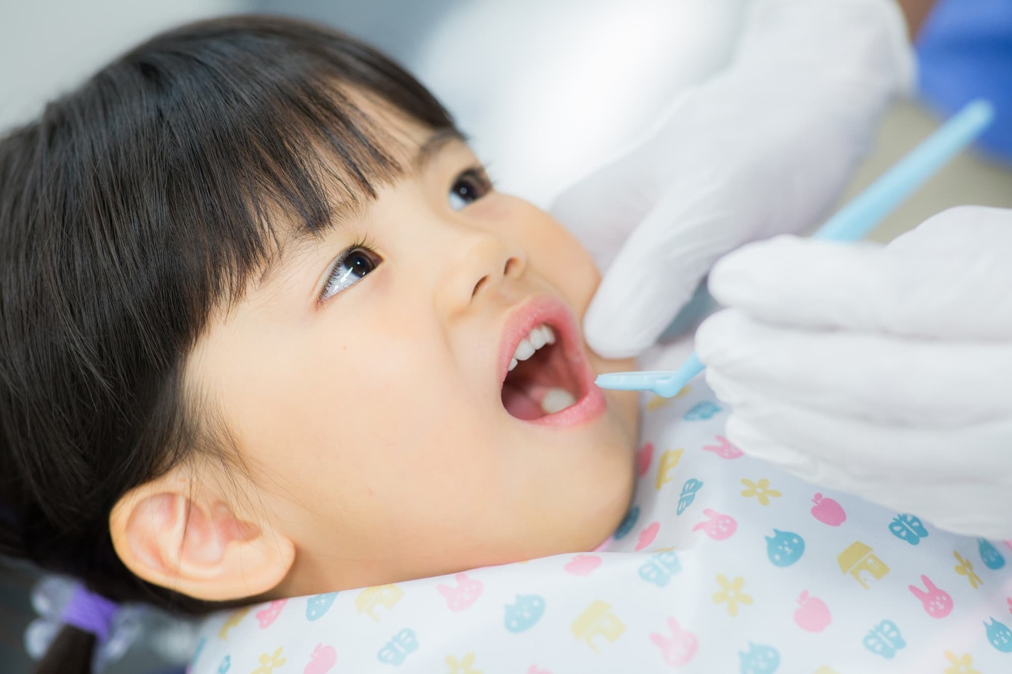 歯科検診を受ける子ども