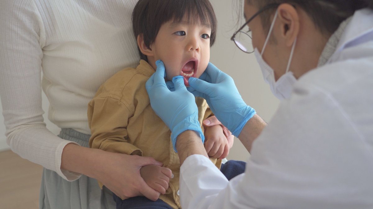 MFT（口腔筋機能療法）を歯科医師と試している子ども