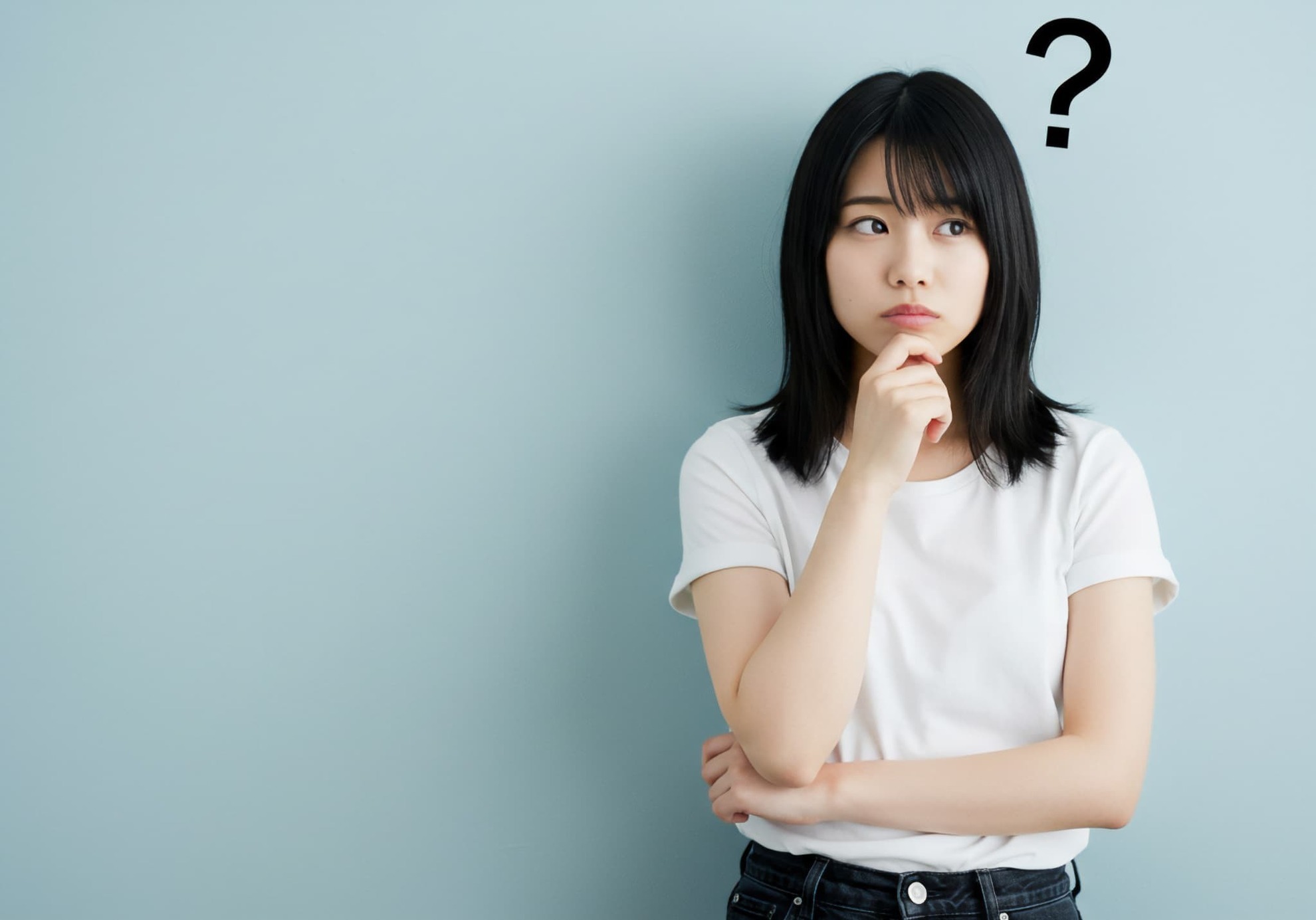 金属アレルギーでもセラミック治療は受けられるのか疑問を持つ女性