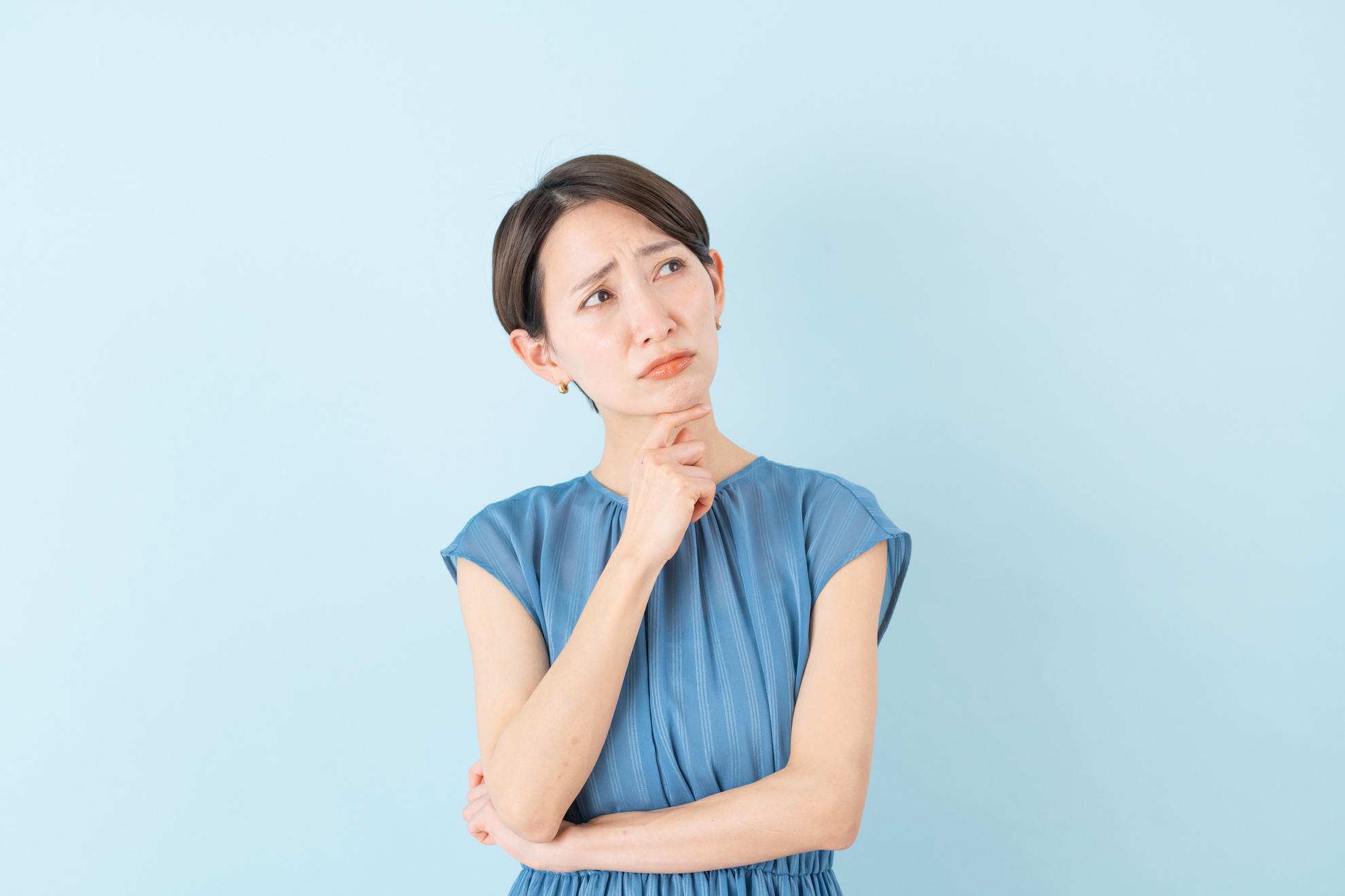 ワイヤー矯正の期間が長くなるケースを考える女性