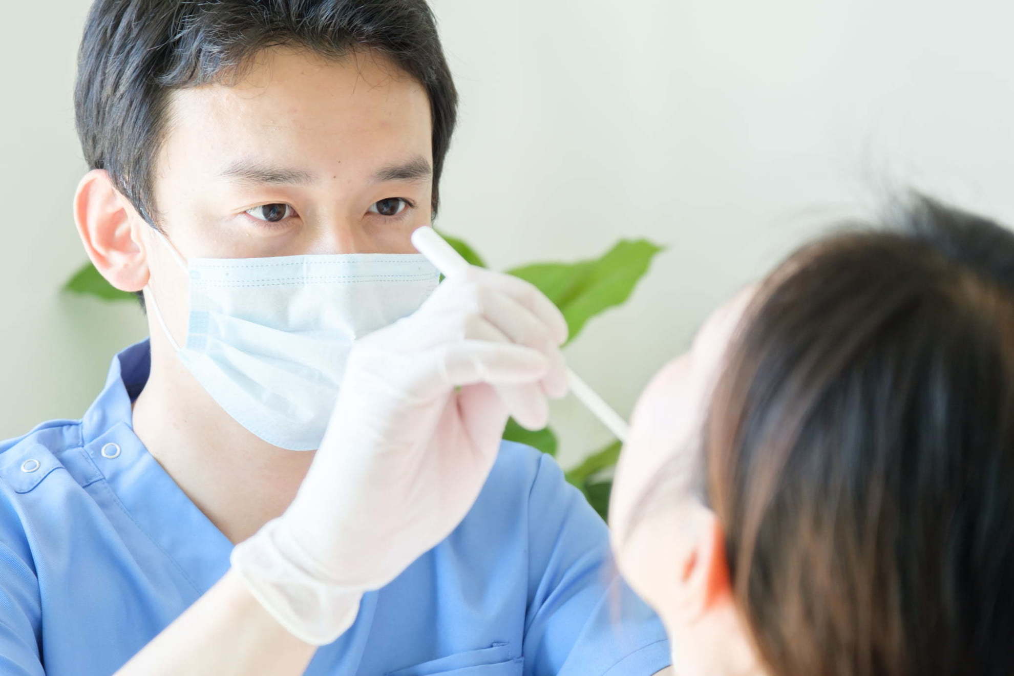 矯正治療後も定期的に歯科検診を受けるイメージ