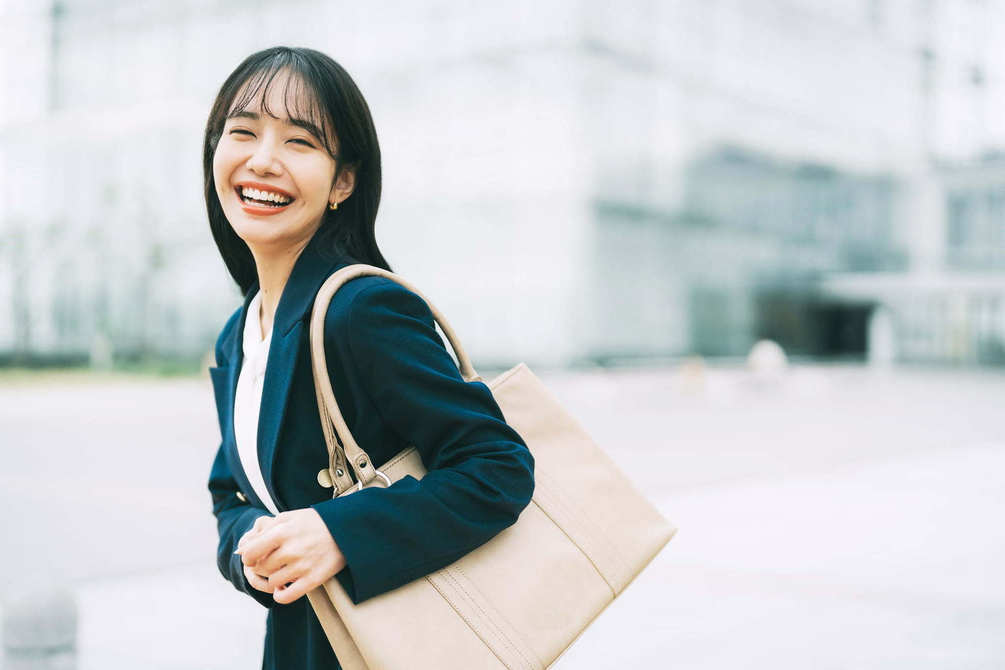 顎関節症の治療を終えて笑顔で仕事に行く女性