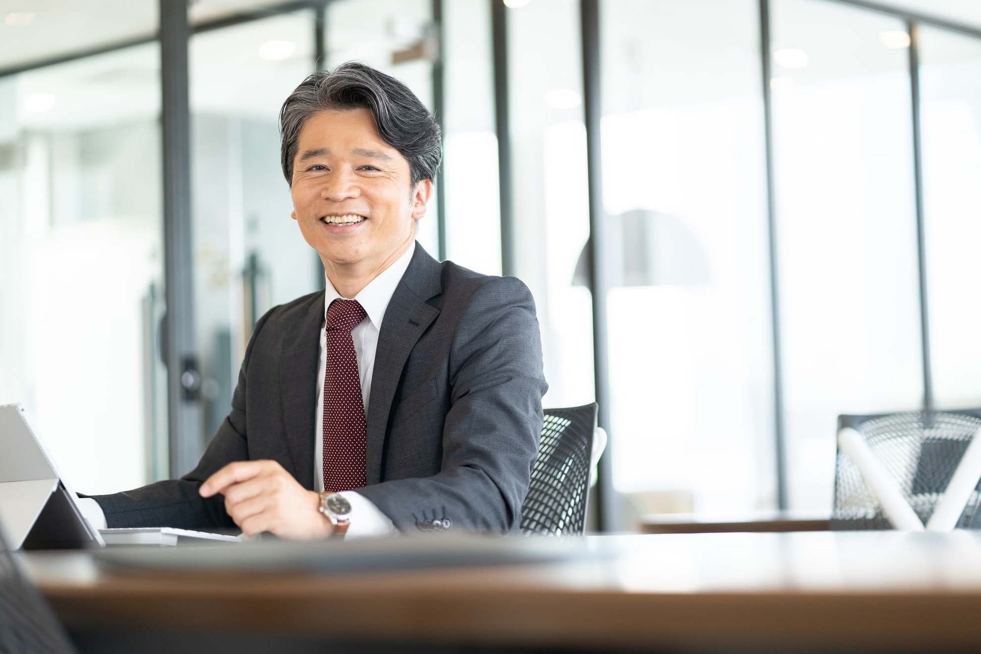歯周病を治療して笑顔で仕事をする男性