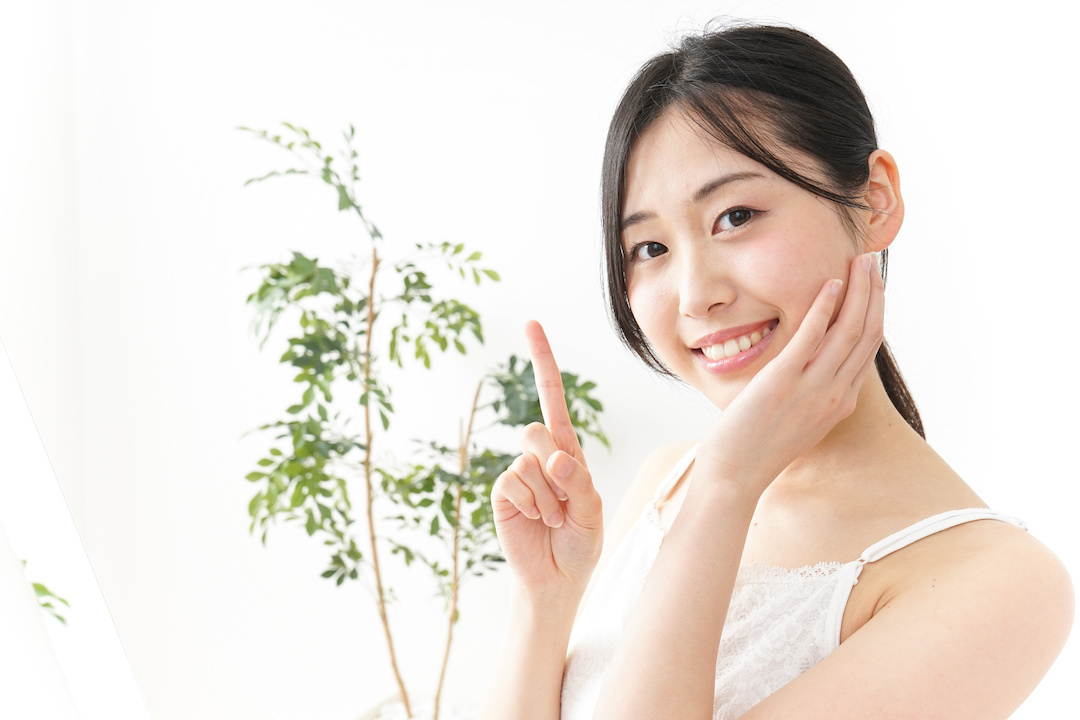 審美歯科で行われる治療を紹介する女性
