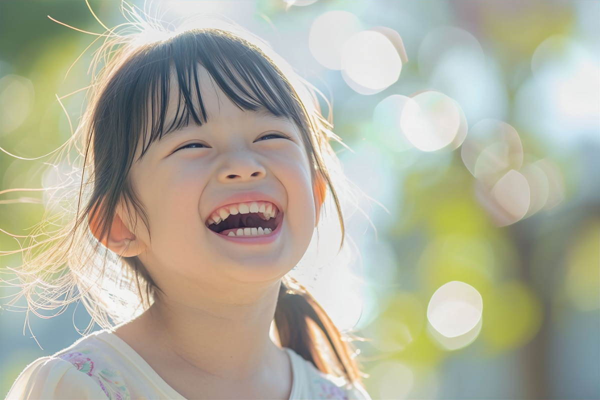歯並びやかみ合わせが改善した笑顔の子ども