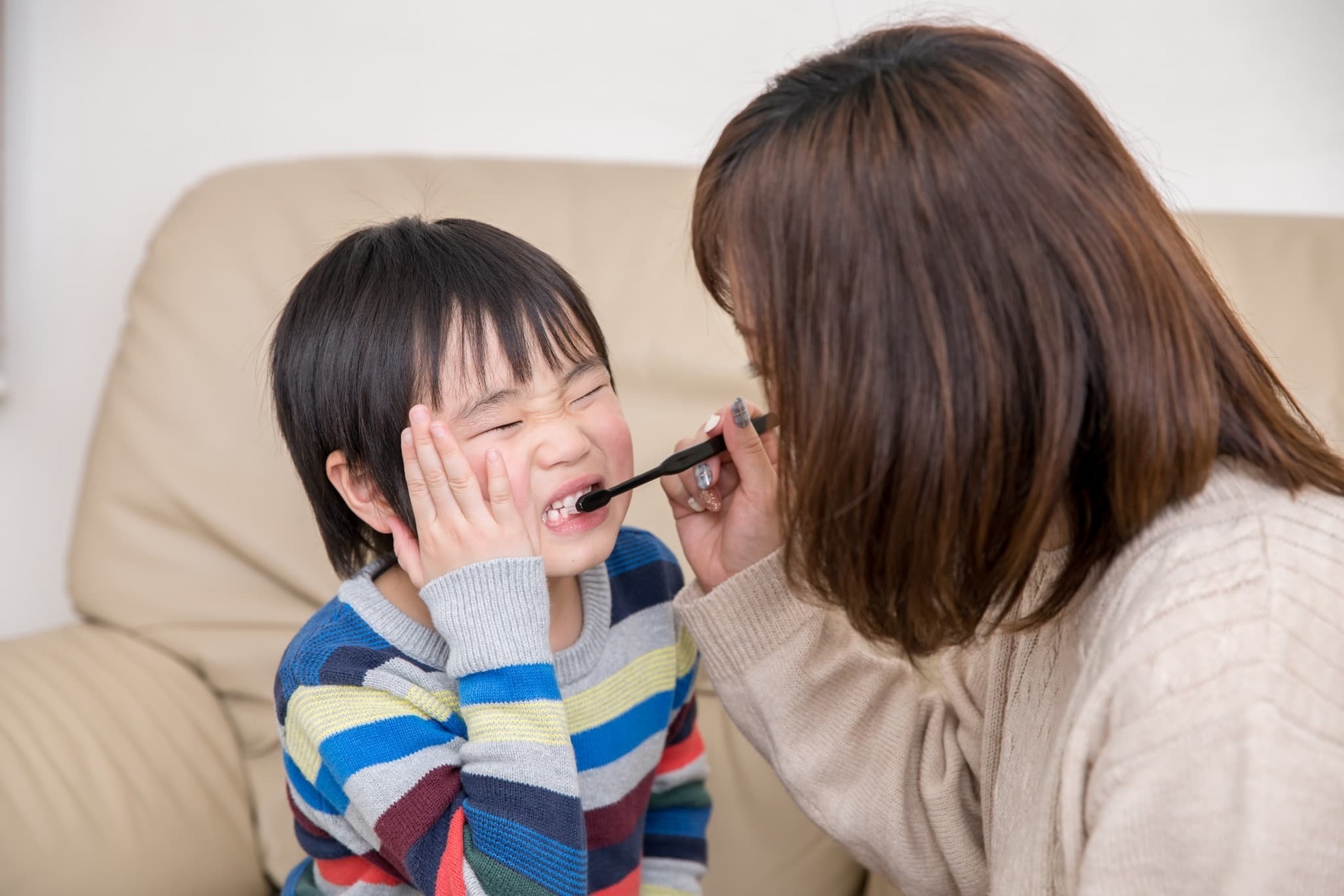 歯磨きを嫌がる子どもの様子