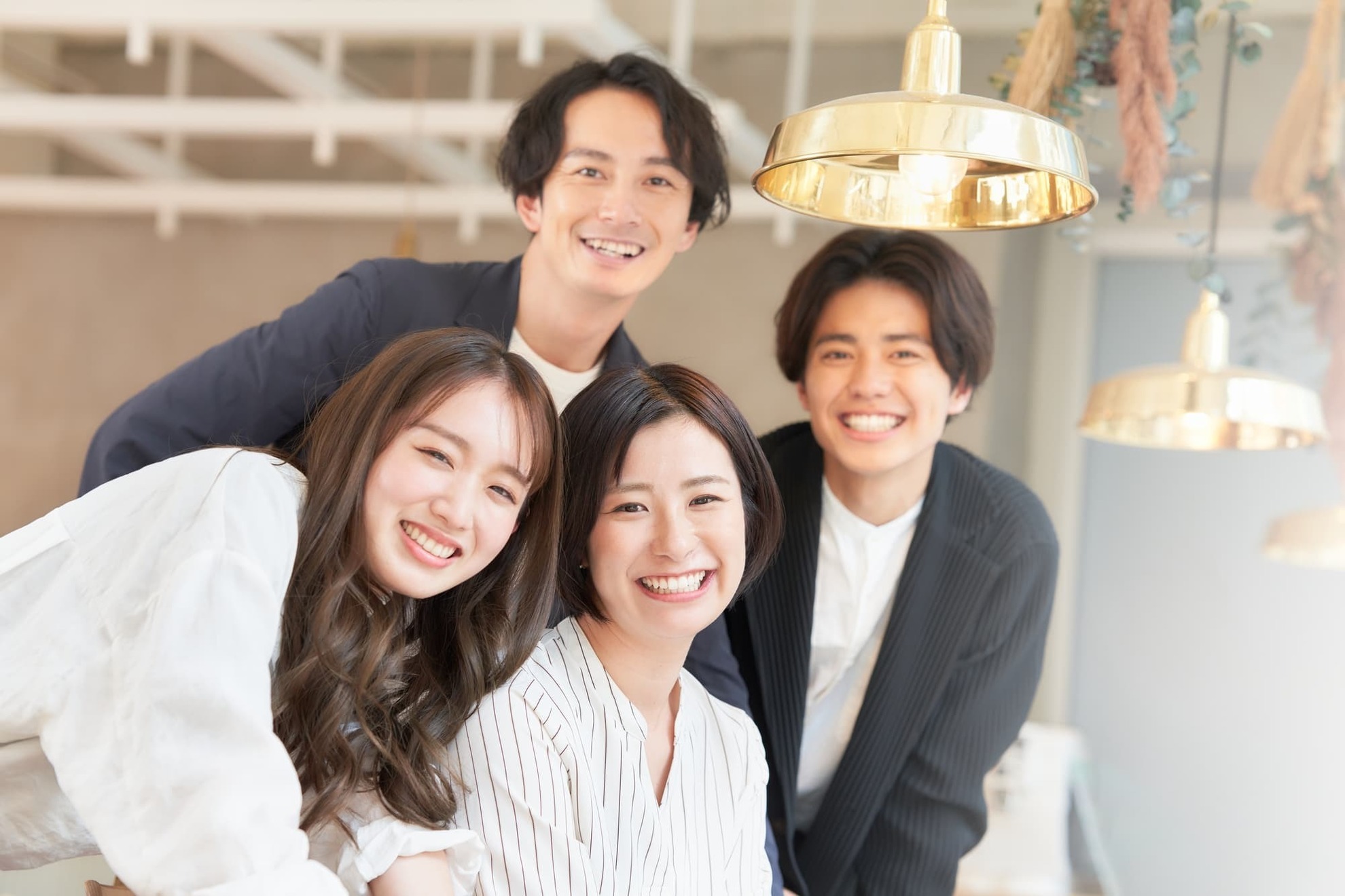 楽しそうに仕事をする男女のグループ