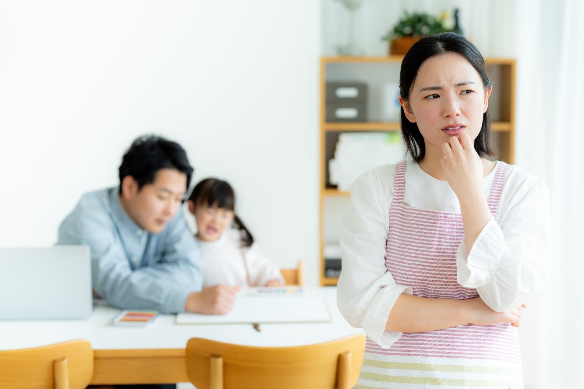 急速拡大装置で顔に変化があるのか考える母親