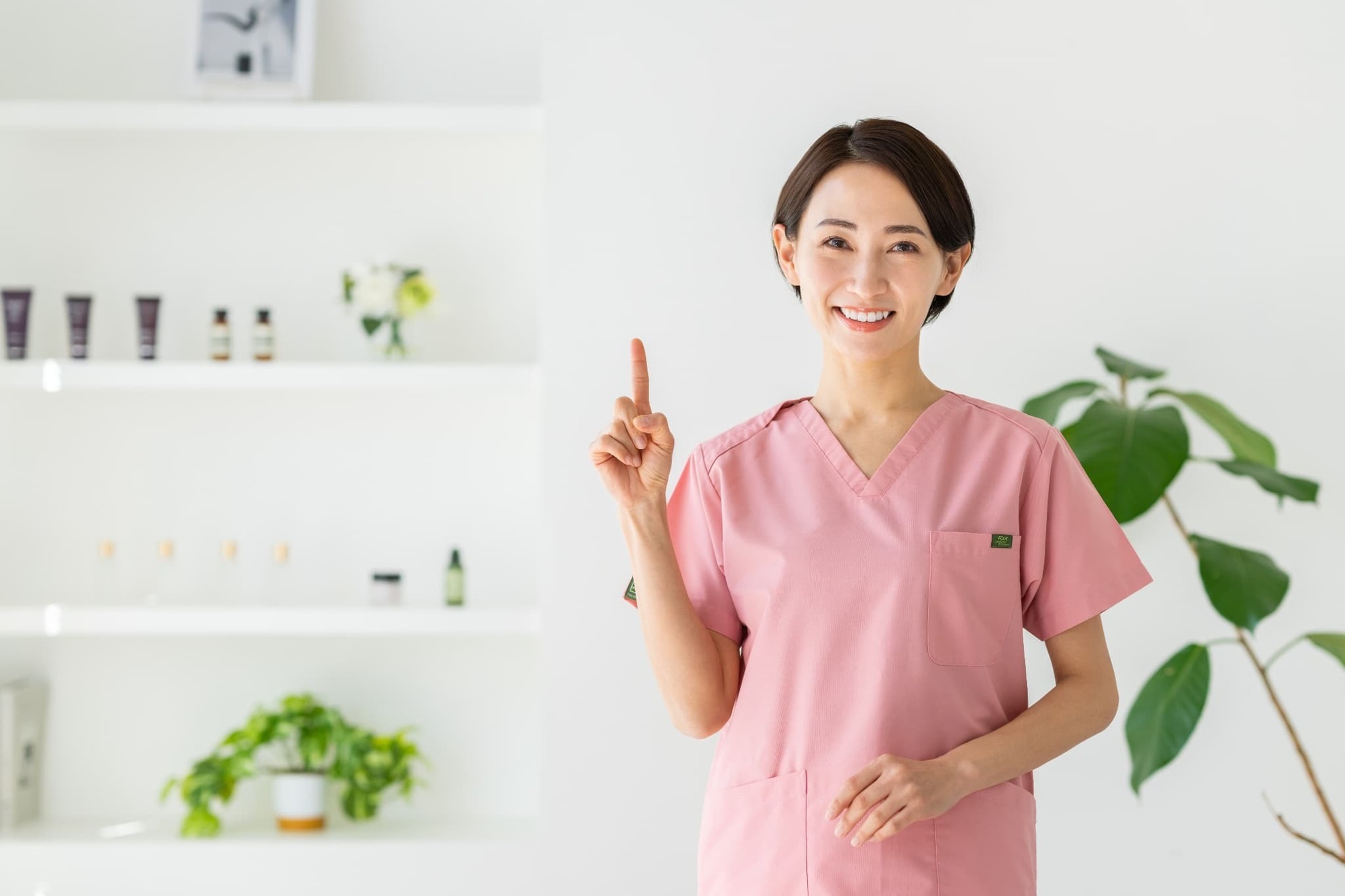 PMTCについて説明する歯科医師