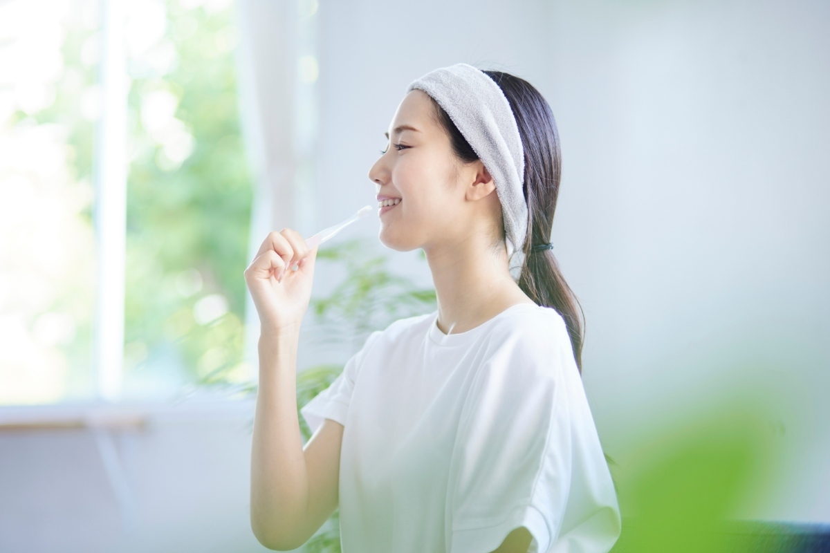 銀歯の下が虫歯になるのを予防するために歯磨きをしている様子
