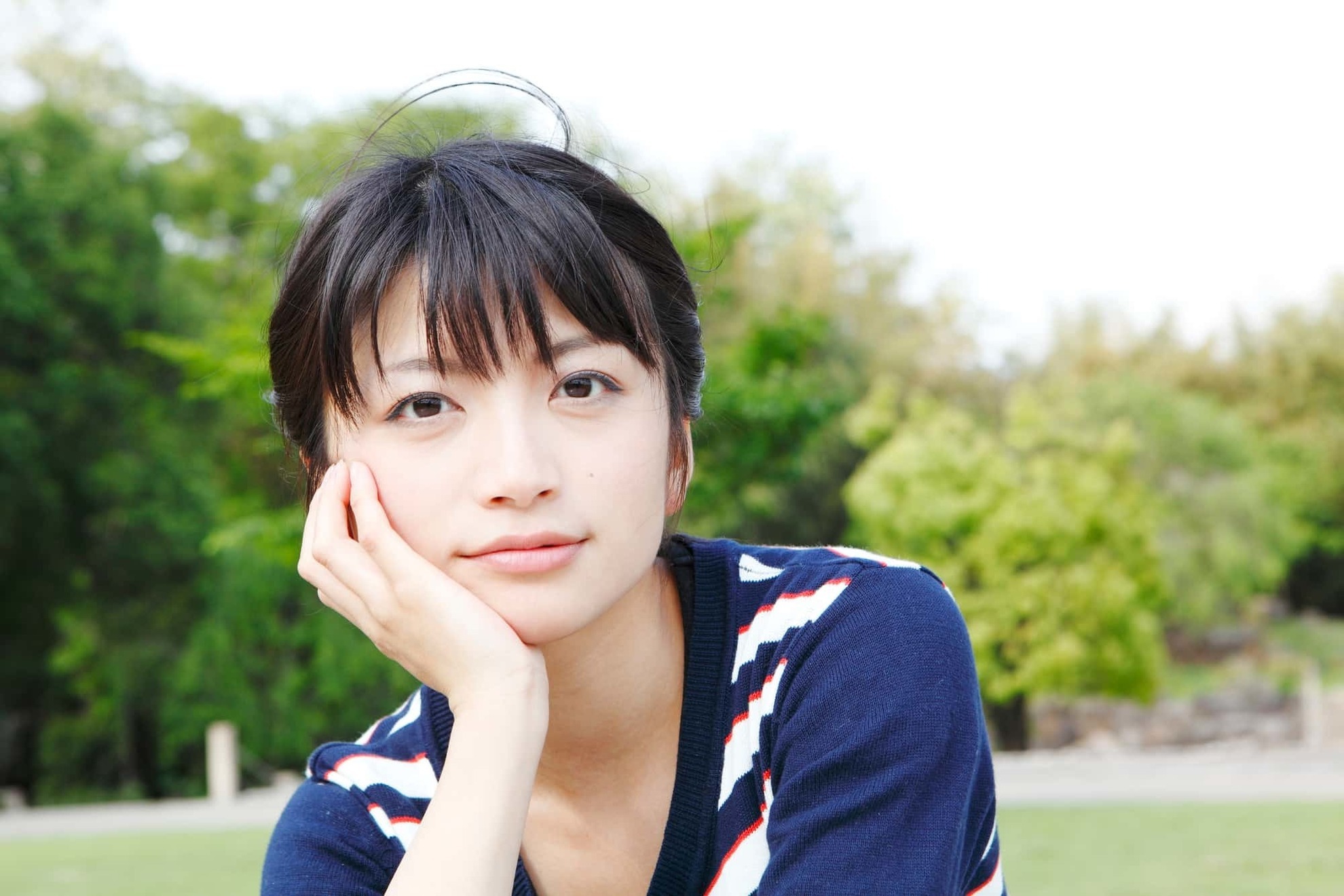 顎関節症の原因になる頬杖をついている女性