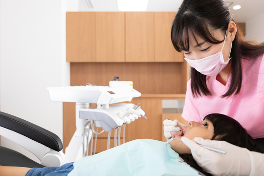 虫歯の治療をする子供