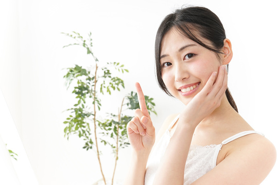 審美歯科で行われる治療を紹介する女性